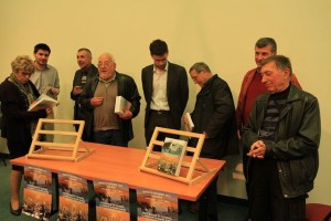 Remise du livre du colloque d'octobre 2014 autour de la guerre de 1914-1918, photographie Idelette Drogue-Chazalet